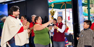 Foto de una mujer con un trofeo 