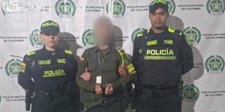 Foto del falso policía capturado en Engativá, al noroccidente de Bogotá.
