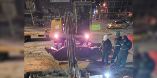 Foto de obras y maquinaria del Acueducto de Bogotá en una vía.