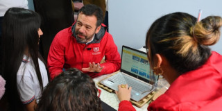 Alcalde Carlos Fernando Galán con beneficiados por el programa Conexión Social