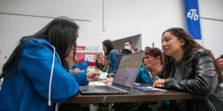 Foto de una feria de Conexión Social en Bogotá.