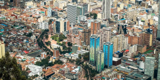 Foto aéra de Bogotá con vista en el centro de la capital.