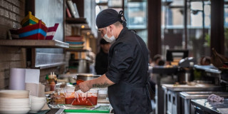 Hombre trabajando en un restaurante en Bogotá
