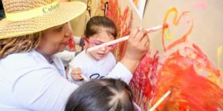 Funcionaria de la Secretaria de Integración Social con menores de edad durante actividades en octubre.