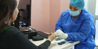 Foto de una doctora atendiendo una paciente mujer 