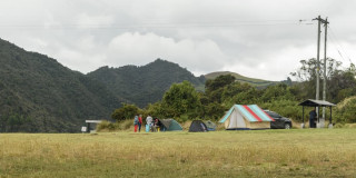 Foto de camping en el embalse de El Neusa en Cundinamarca, a hora y media de Bogotá.