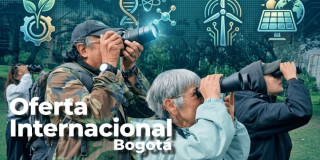 Foto de un grupo de adultos mayores revisando paisajes en Bogotá con binoculares.