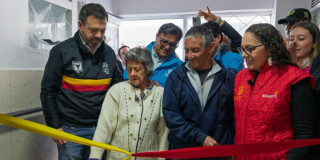 Foto del alcalde Carlos Fernando Galán y adultos mayores durante la apertura de 'Gran Refugio'. 