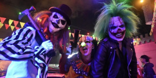Personas en Bogotá disfrazadas disfrutando de los planes que ofrece la ciudad en Halloween. 