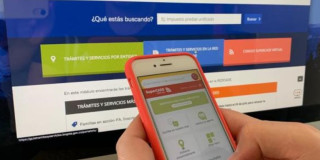 Foto de una persona consultando una plataforma de servicios digitales y trámites de Bogotá.