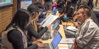Personas asistiendo a una de las ferias de empleo promovidas por la Secretaría Distrital de Desarrollo Económico 