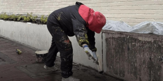 Persona realizando trabajo de mejoramiento