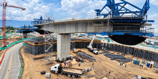 Foto de la construcción de los nuevos puentes de la Nueva calle 13 con avenida Las Américas en Bogotá.