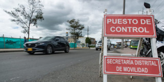 Foto de un puestro de control de movilidad en una vía de Bogotá.