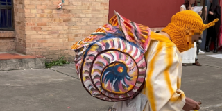 Foto de un niño con un disfrazado de caracol 