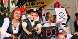 Niñas y niños con sus padres celebrado halloween