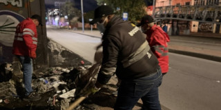 Foto de un grupo de funcionarios de la Alcaldía de Bogotá, realizando retiro de residuos en inmediaciones al Canal Comuneros.
