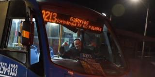 Foto de un bus TransMizonal de TransMilenio en una vía en Bogotá.