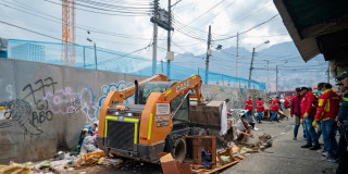 Foto de maquinaria y funcionarios del Distrito en la invertención de espacio público en el barrio San Bernardo.