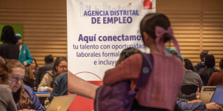 Asistente a feria de empleo impulsada por la Secretaría Distrital de Desarrollo Económico
