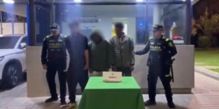 Foto de los hombres capturados en Suba, al noroccidente de Bogotá, juntoa uniformados de la Policía.