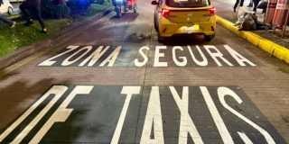 Foto de un taxi en una vía de Bogotá