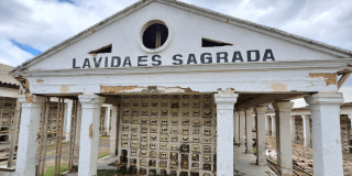 Imagen de los columbarios con la frase en letras 'la vida es sagrada'