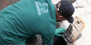Foto que muestra una persona con el uniforme del Acueducto de Bogotá