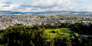 Foto panorámica de Bogotá que muestra árboles y edificios 