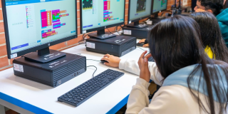 Foto que muestra una niña frente a un computador 