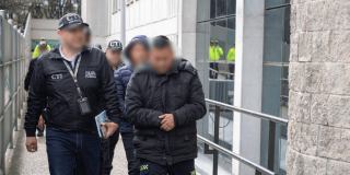 Foto de Policías capturados, esposados. 