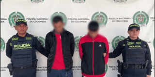 Foto de los dos capturados en medio de dos Policías.