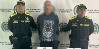 Hombre capturado en medio de dos policías