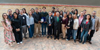 Foto de funcionarios del FONCEP con estudiantes de Honduras