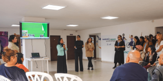Foto de unas mujeres durante una exposición en la Manzana del Cuidado del Centro de Bogotá.