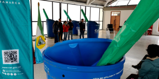 Foto de un tanque de almacenamiento y los kits de recolección de agua lluvia entregados por la CAR a familias campesinas de Sumapaz