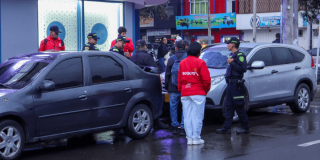 Foto de funcionarios del Distrito durante intervención en el barrio Siete de Agosto contra el hurto de vehículos..