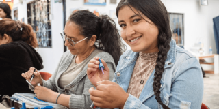 Foto de mujeres pintándose las uñas.
