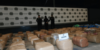 Foto que muestra dos policías y un capturado
