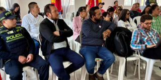 Foto de un grupo de ciudadanos en una charla 
