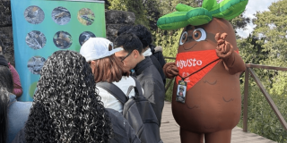 Foto que muestra un grupo de personas hablando
