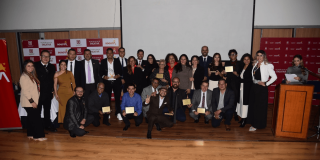 Foto que muestra un grupo de personas reunidas 