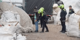 Foto de Policías requisando personas durante megatoma en Kennedy. 