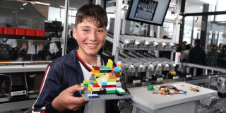 Foto que muestra un estudiante con una figura armable en las manos
