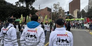 Foto de gestores de diálogo acompañando las manifestaciones.