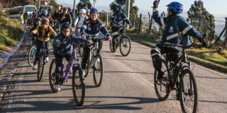 Foto de estudiantes de Al Colegio en Bici 