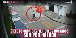 Captura de cámara de seguridad con hombre caminando por la calle