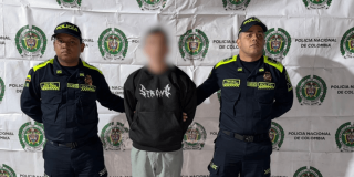Hombre capturado en medio de dos policías