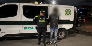 Foto que muestra un policía y un capturado 