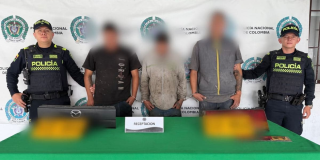 Foto de capturados en Bogotá junto a policías